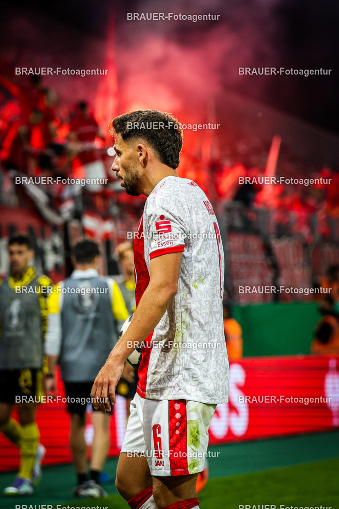 Rot-Weiss Essen - Borussia Dortmund | Essen, Deutschland, 18.08.2025Ahmet Arslan  (Rot-Weiss Essen) schautwährend des DFB Pokal Spiels zwischen Rot-Weiss Essen- Borussia Dortmund im Stadion an der Hafenstraße am 18.08.2025 in Essen. (Foto von Timo Bluhmki-Schmidt/Brauer Fotoagentur