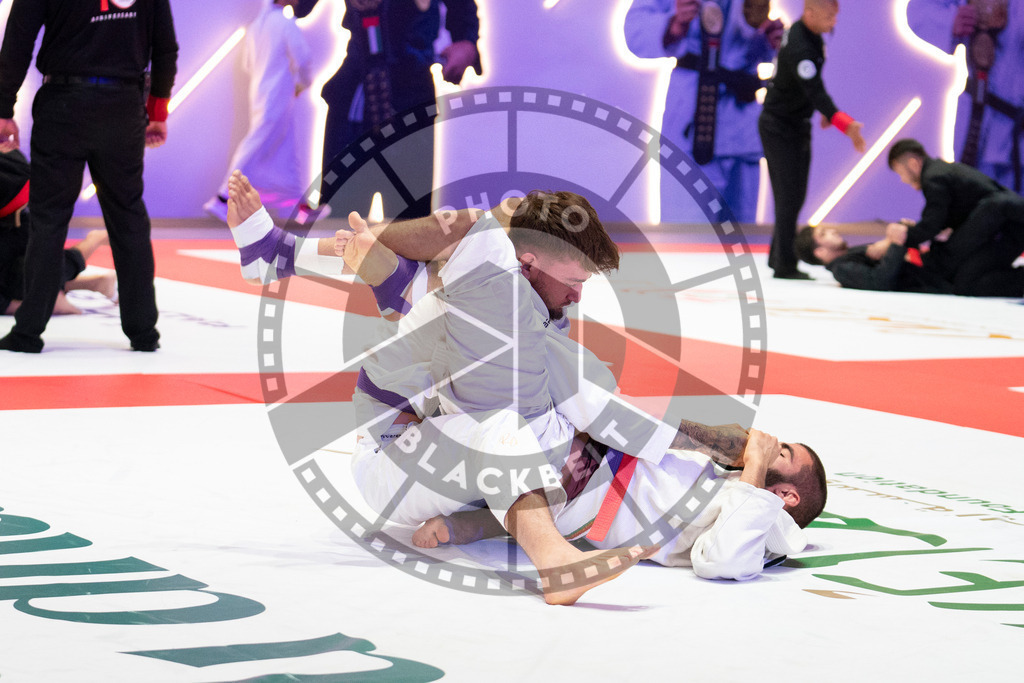 20231109PBB5217 | Fighters compete during the AJP World Professional Championship in the Mubadala Arena in Abu Dhabi, Arab United Emirates, on November 9, 2023.