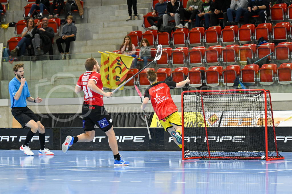 HC Rychenberg vs Basel Regio - 19. November 2022 | HC Rychenberg vs Basel Regio
AXA Arena, Winterthur
Noah Püntener (#19 HC Rychenberg) erzielt das 7:5 ins leere Tor.
Bild: Sportfotografie Markus Aeschimann | www.markus-aeschimann.ch - Realisiert mit Pictrs.com