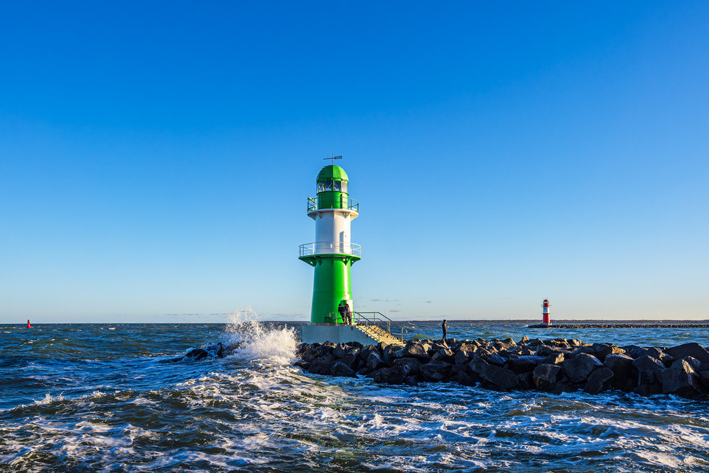 Wellen und Molentürme an der Küste der Ostsee in Warnemünde | Wellen und Molentürme an der Küste der Ostsee in Warnemünde.