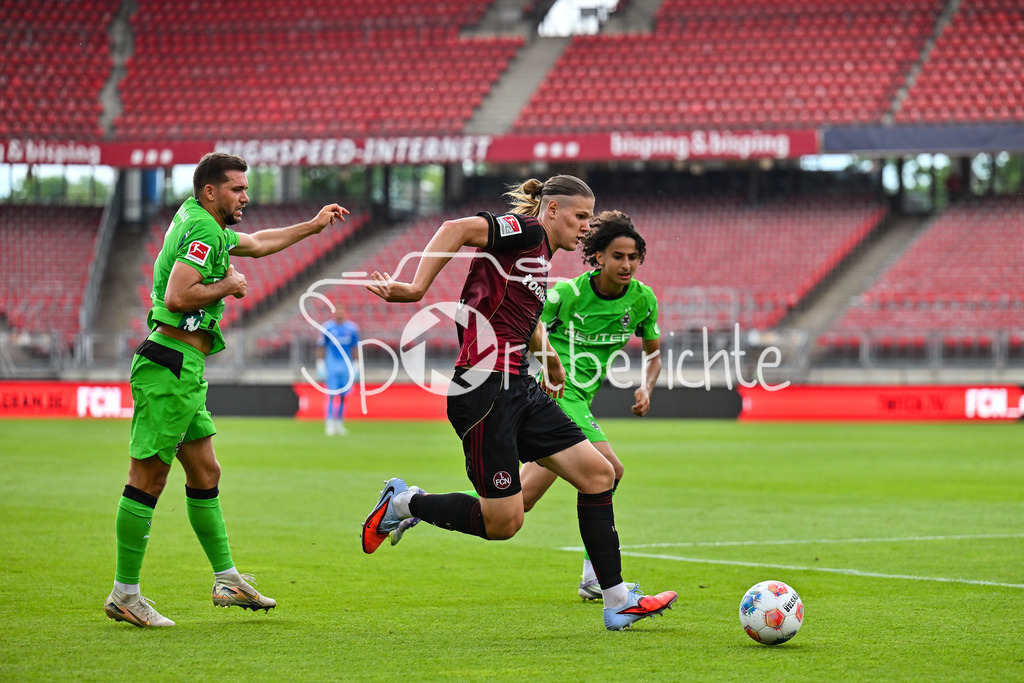 1. FC Nürnberg - Borussia Mönchengladbach | im Duell Artem STEPANOV (1. FC Nuernberg 11) und Kevin STOEGER (Borussia Moechengladbach 7) / Zweikampf / Testspiel: 1. FC Nuernberg - Borussia Mönchengladbach, Max-Morlock Stadion am 26.07.2025 / DFL REGULATIONS PROHIBIT ANY USE OF PHOTOGRAPHS AS IMAGE SEQUENCES AND/OR QUASI-VIDEO / Wael MOHYA (Borussia Moenchengladbach 38)
