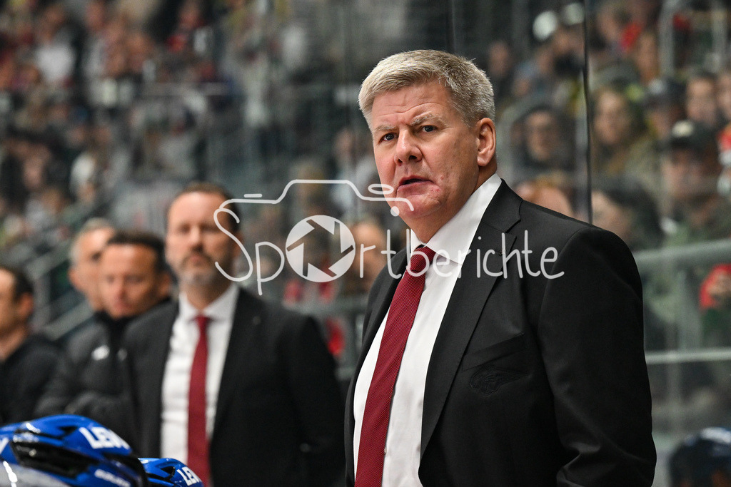 Augsburger Panther - Adler Mannheim | im Bild Bill PETERS Trainer Augsburger Panther / Einzelfoto / Freisteller / DEL: Augsburger Panther - Adler Mannheim; Curt Frenzel Stadion am 14.09.2025