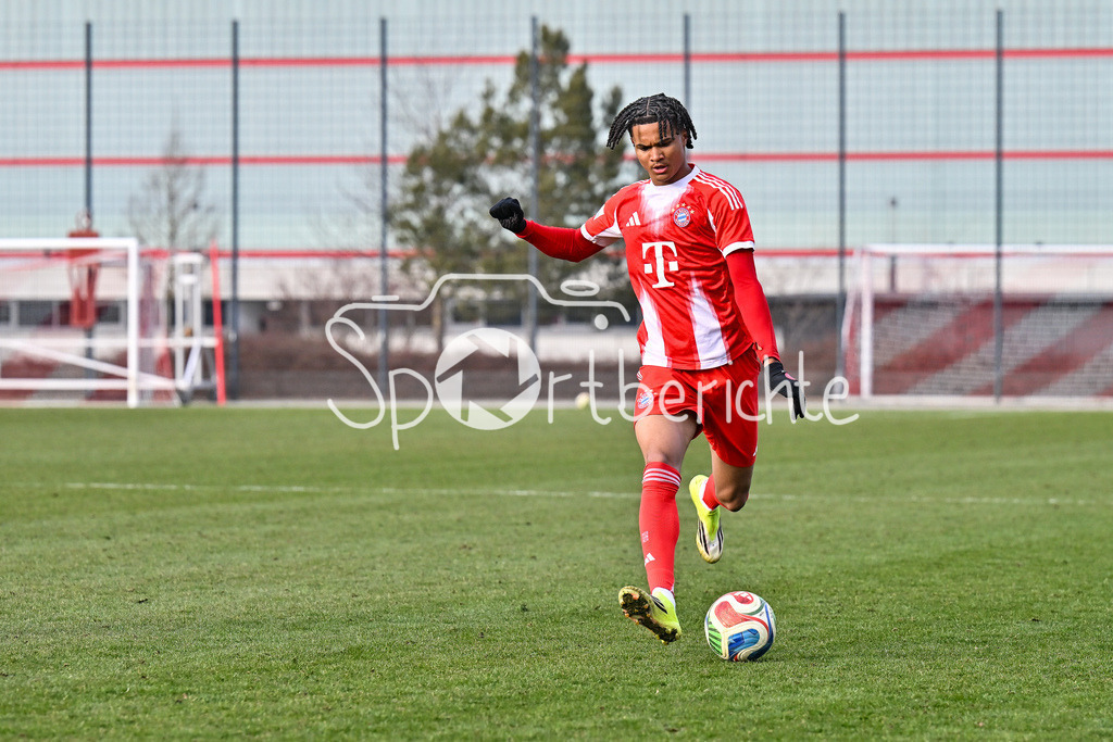 FC Bayern Amateure - Stuttgarter Kickers | MUNICH, GERMANY - 07. FEBRUARY: am Ball Julien YANDA (FC Bayern München II 13) / Einzelfoto / Freisteller während dem Testspiel zwischen den Amateuren des FC Bayern und den Stuttgarter Kickers am FC Bayern Campus