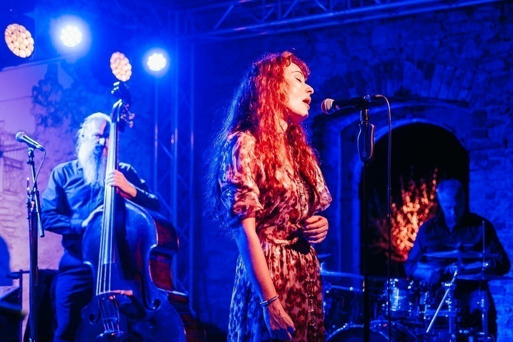 Maria Markesini Konzert | Maria Markesini meets Klazz Brothers im Forte Belvedere Leisnig zum Festival Hallo Leisnig 2022. - Realisiert mit Pictrs.com