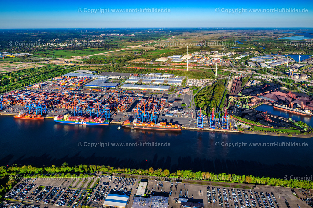Hamburg_Altenwerder_CTA_Container_Terminal_ELS_9618270425 | HAMBURG 27.04.2025 Containerterminal HHLA Container Terminal Altenwerder (CTA) am Ufer der Elbe im Stadtteil Altenwerder in Hamburg. // Container Terminal HHLA Container Terminal Altenwerder (CTA) on the Elbe riverbank in the Altenwerder part of Hamburg in Germany. Foto: Martin Elsen