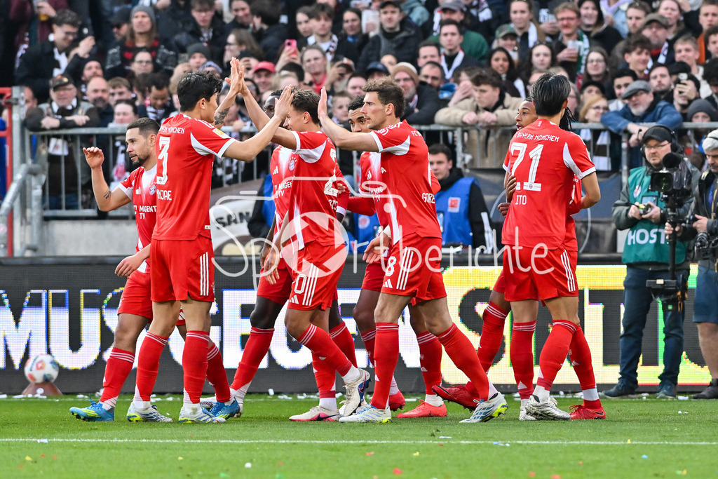 FC St. Pauli - FC Bayern München | ST. PAULI, DEUTSCHLAND - 11. APRIL: Jubel der Bayern nach dem Treffer zum 0-3 durch Michael OLISE (FC Bayern Munich 17) / Tor / Torschuetze / Freude / Happy während dem Bundesligamatch zwischen dem FC St. Pauli und dem FC Bayern München am 29. Spieltag im Millerntor Stadion / DFL REGULATIONS PROHIBIT ANY USE OF PHOTOGRAPHS AS IMAGE SEQUENCES AND/OR QUASI-VIDEO