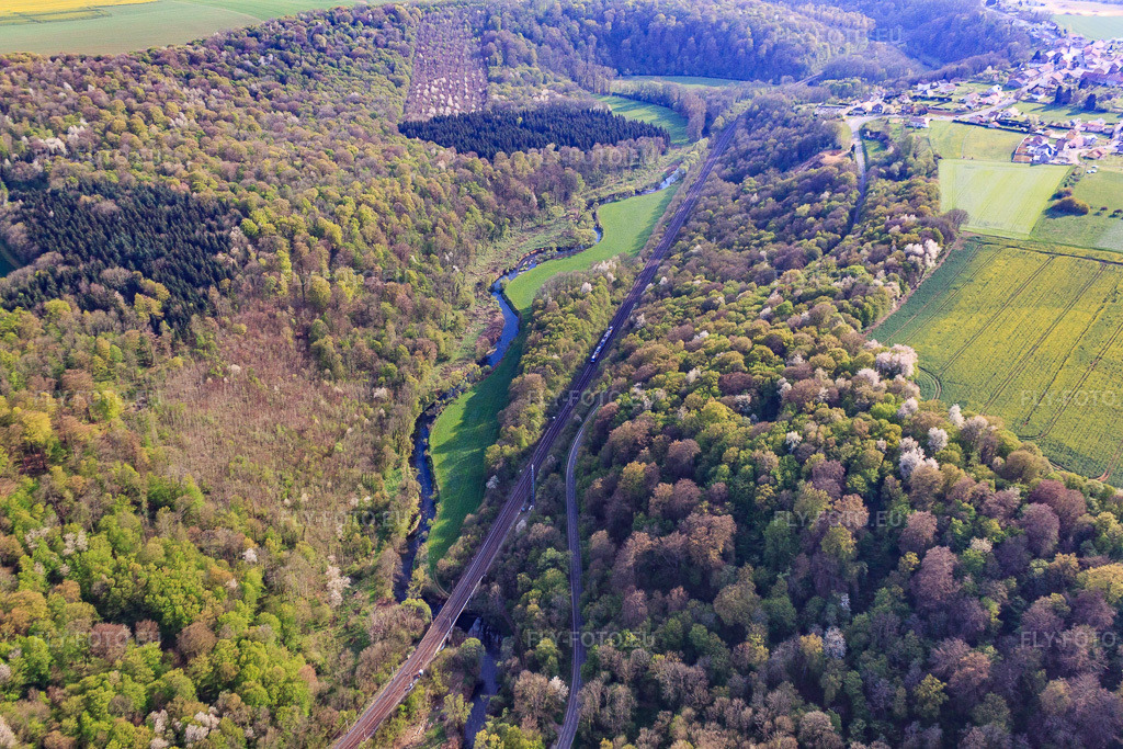 Vue aérienne: Cours de la rivière Chiers le long de la ligne de chemin de fer TGV à Cons-la-Grandville dans le département Meurthe et Moselle, France – .Photo: IMG_39739.jpg prise le 16/04/2011 par Werner Riehm/FLY-FOTO.eu – Résolution de l'original: 4752 x 3168 px