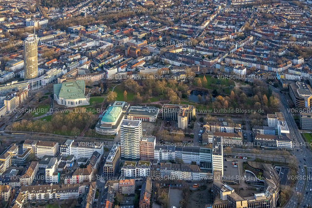 Essen230101670 | Luftbild, Stadtgarten, Baustelle Wohnturm Neubau Seniorenwohnungen an der Huyssenallee, Philharmonie Essen, Sheraton Essen Hotel, Aalto-Theater, Westenergie Turm, Südviertel, Essen, Ruhrgebiet, Nordrhein-Westfalen, Deutschland