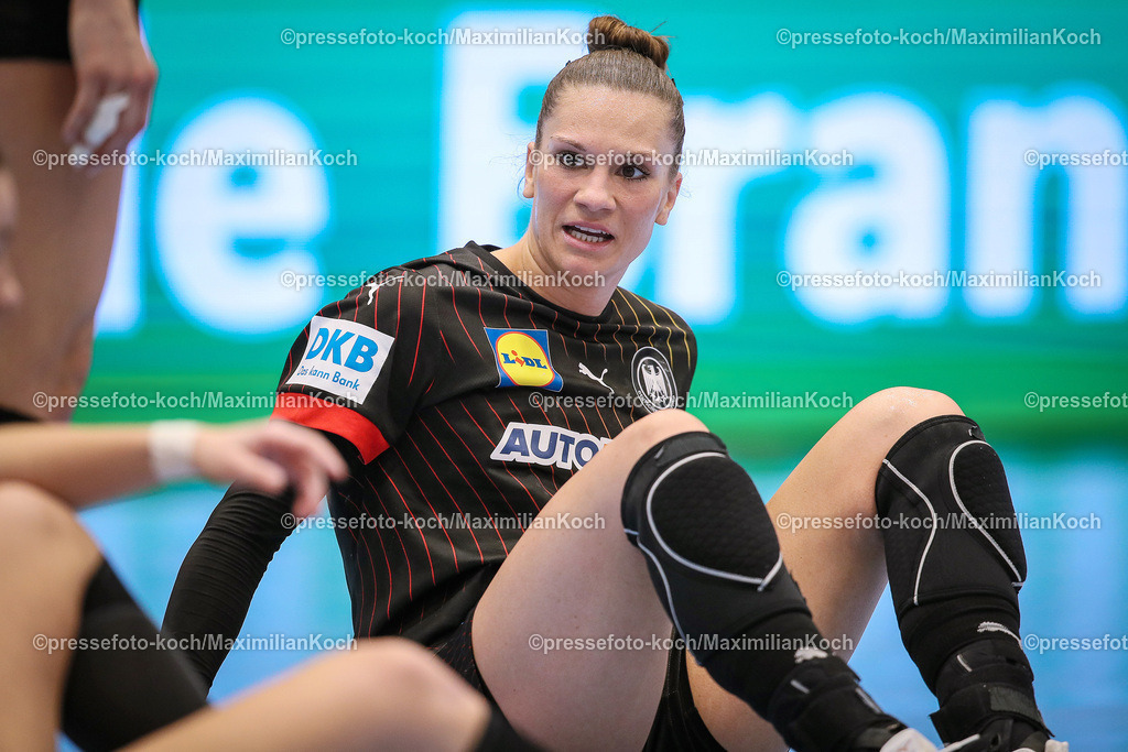 DueDHB03032402100 | 03.03.2024, Handball, Düsseldorf, Mitsubishi Electric Halle, Frauen EHF EURO Qualifikation, Spieltag 4, Deutschland - Slowakei: Julia Behnke (93, Deutschland) sitzend auf dem Boden