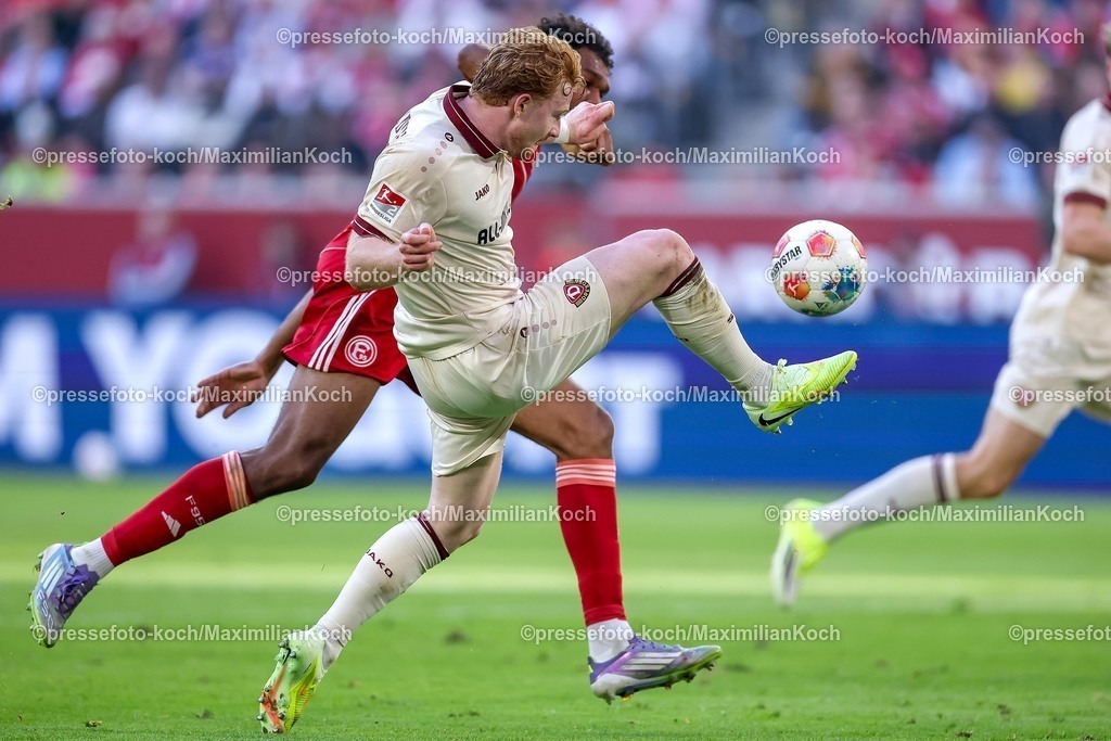 F9524042601037 | 24.04.2026, Fußball, Fortuna Düsseldorf - SC Dynamo Dresden, 2. Fußball Bundesliga, Herren, Merkur Spiel-Arena, 31. Spieltag, Saison 2025 2026: Robert Wagner (Dynamo Dresden #19) im Zweikampf gegen  Elias Aboulguie Egouli (Fortuna Düsseldorf #44)   DFB regulations prohibit any use of photographs as image sequences and or quasi-video.