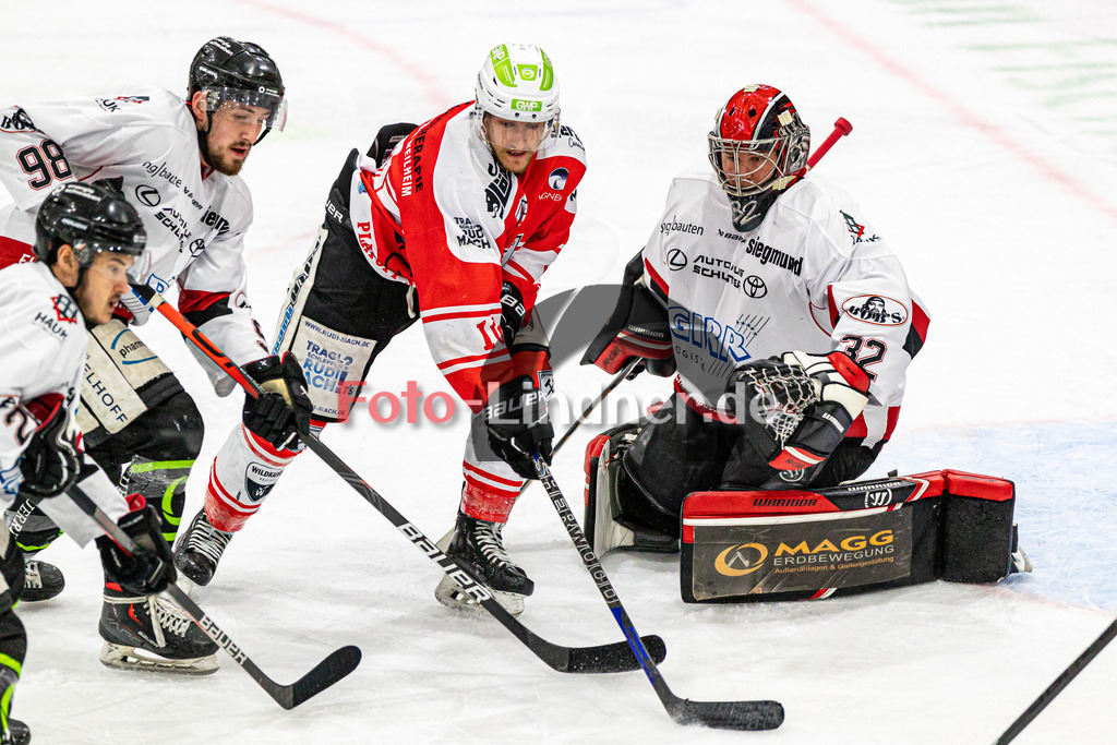 Spiel 1 Finale TSV Peißenberg Miners vs EHC Königsbrunn | Eishockey Bayernliga Playoffs 2023/2024, Spiel 1 Finale TSV Peißenberg Miners vs EHC Königsbrunn, 20240322,
Torchance Jakob HEIGL (Miners 10),
2024-03-22 in Peißenberg (Eisstadion)
32 Stefan VAJS (EHC Goalie 32), 10 Jakob HEIGL (Miners 10), 98 Julian BECHER (EHC 98)
Copyright: WolfgangxLindner foto-lindner.de