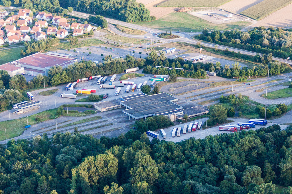 Aerial view: Truck parking areas and open-air storage at the former Lauterbourg border crossing, now the Bienwald Federal Police station in Scheibenhard in the state Bas-Rhin, France. – Photo: IMG_59088.jpg taken on 08/04/2013 by Werner Riehm/FLY-FOTO.com – Resolution of the original: 4470 x 2980 px