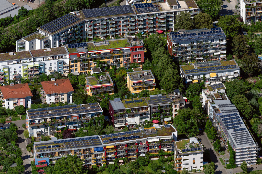 4033611 | FREIBURG IM BREISGAU 30.06.2020 Wohngebiet einer Mehrfamilienhaussiedlung an der Georg-Elser-Straße im Ortsteil Sankt Georgen in Freiburg im Breisgau im Bundesland Baden-Württemberg, Deutschland. // Residential area of a multi-family house settlement on the Georg-Elser-Strasse in the district Sankt Georgen in Freiburg im Breisgau in the state Baden-Wuerttemberg, Germany. Foto: Gerhard Launer