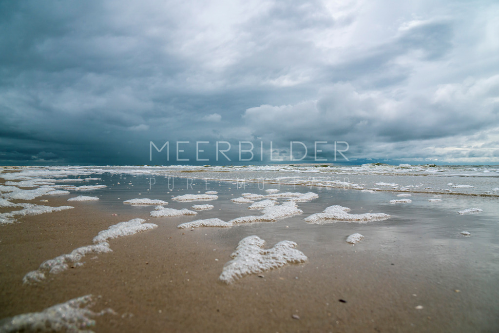 Nordsee Strand Spülsaun mit Schaum | Gestalten Sie Ihr Zuhause mit einzigartigen Bildern von Ostsee u. Nordsee – als Leinwandbild, Acryl, Alu-Dibond oder FineArt Hahnemühle, individuell anpassbar.