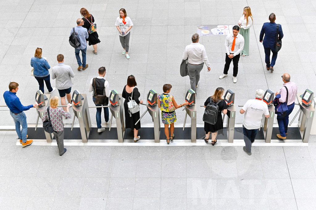 _DW03372 | Das Herz der internationalen Bio-Branche schlug vom 26.–29.07.2022 für vier Tage in Nürnberg. Die BIOFACH, Weltleitmesse für Bio-Lebensmittel, und die VIVANESS, Internationale Fachmesse für Naturkosmetik, meldet sich mit der einmaligen „Summer Edition“ zurück. Groß war die Wiedersehensfreude der über 24.000 Fachbesucher aus 137 Ländern. Im Fokus: Der persönliche Austausch, Networking und vertiefte Gespräche zu den Themen der Zeit. Aber auch: Neuheiten und Trends entdecken und eintauchen mit allen Sinnen in die Produktvielfalt der 2.276 Aussteller aus 94 Ländern. Nürnberg, 29.07.2022 - Realisiert mit Pictrs.com