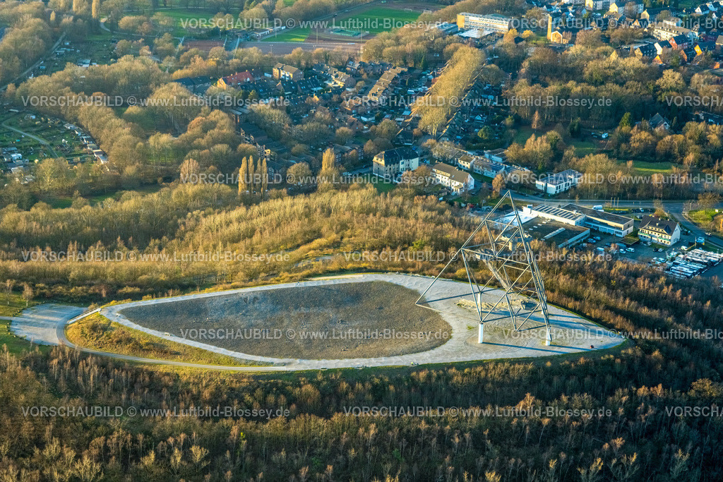 Bottrop251204526 | Luftbild, Tetraeder Skulptur und Sehenswürdigkeit von Architekt Wolfgang Christ, Landmarke auf der Bergehalde Beckstraße, Batenbrock-Nord, Bottrop, Ruhrgebiet, Nordrhein-Westfalen, Deutschland