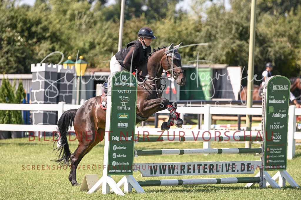Schugtsche-Düren.2024-06.Stilspringprf.A_-115 | Schugtsche Fotografie - Realisiert mit Pictrs.com
