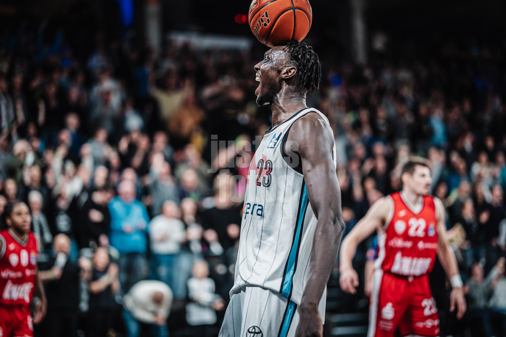 Basketball | Männer | Saison 2024/2025 | easyCredit Basketball Bundesliga | 18. Spieltag | Veolia Towers Hamburg vs. FIT/One Würzburg Baskets | 26.01.2025 | Kur Kuath (#23, Veolia Towers Hamburg) jubelt während der Ball auf seinen Kopf fällt