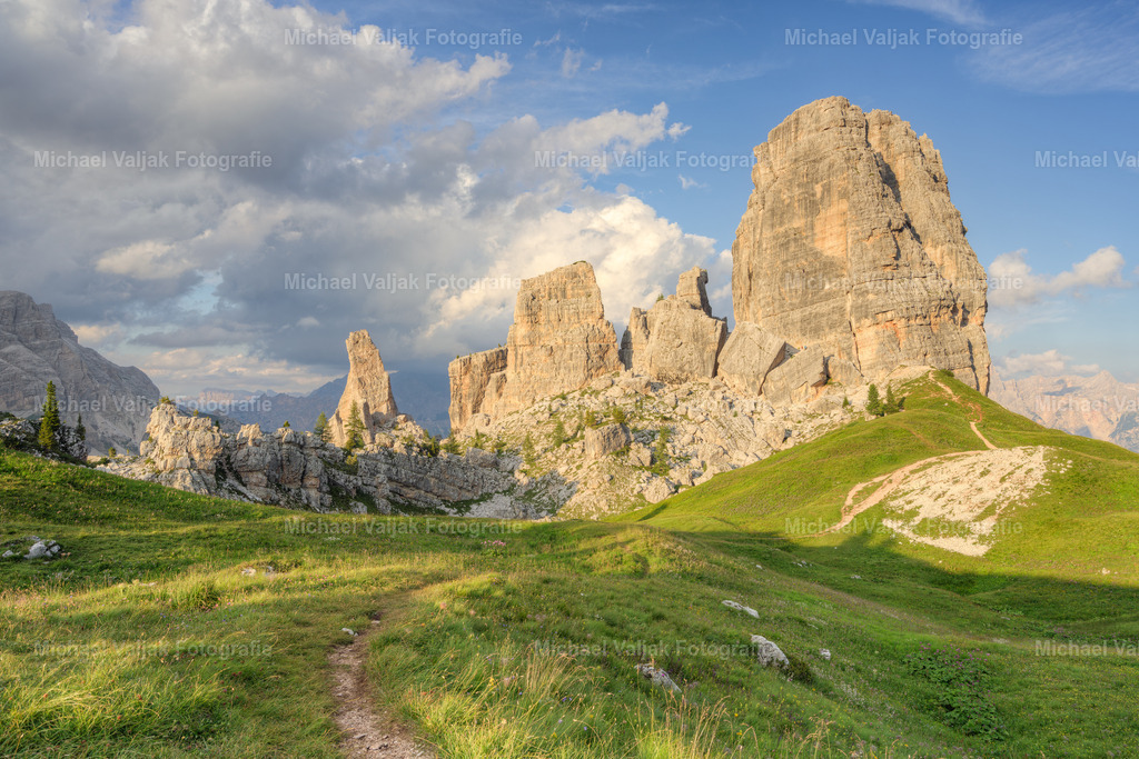 Cinque Torri in den Dolomiten | Die Cinque Torri sind eine Gruppe von fünf Felsentürmen in den Dolomiten, die zu den bekanntesten Klettergebieten Italiens gehören. Sie liegen auf einer Höhe von etwa 2300 Metern und bieten einen spektakulären Blick auf die umliegenden Berge. Besonders schön sind sie in der Abendsonne, wenn die Sonne die Felsen in ein goldenes Licht taucht und sie sich vom Himmel abzeichnen. - Realisiert mit Pictrs.com
