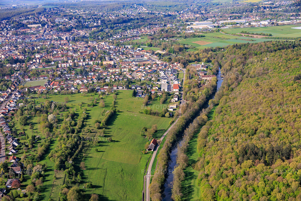 Vue aérienne: Cours de la rivière Blies le long de la frontière franco-allemande à le quartier Blies Nord in Saargemünd dans le département Moselle, France.Photo: IMG_154945.jpg prise le 18/04/2026 par Werner Riehm/FLY-FOTO.euRésolution de l'original: 6000 x 4000 px