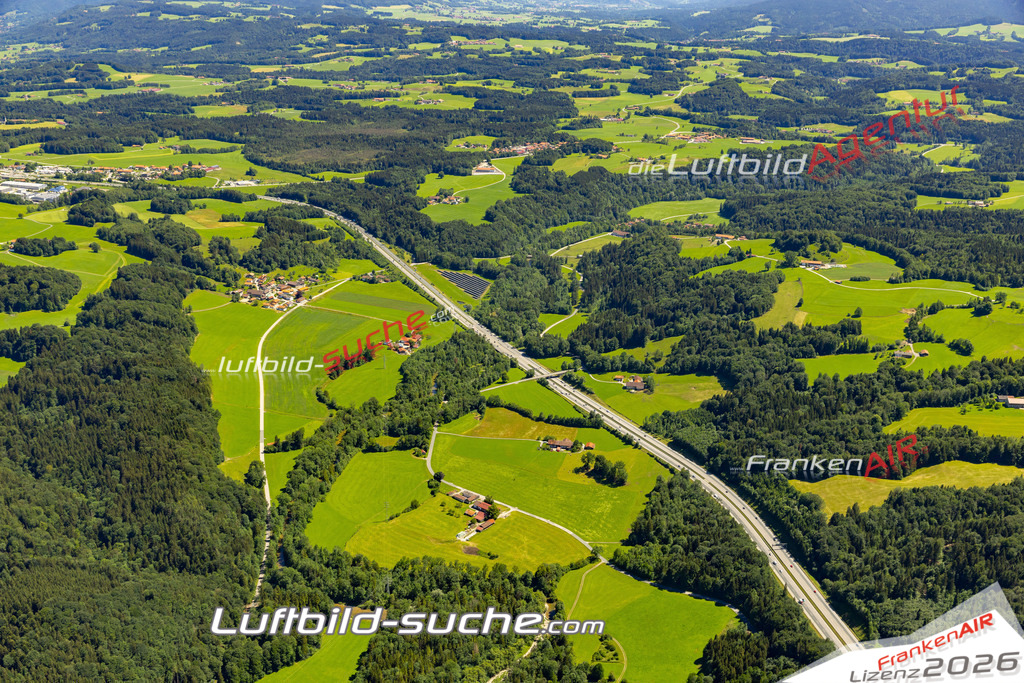 Aktuelles Luftbild von Loiderding Irschenberg - Die Luftaufnahme wurde 2022 mittels UL-Flugzeug erstellt ( keine Drohne ) - hochauflösende Kamera-Systeme von  Canon -Beste Qualität - Für grossformatige Ausdrucke geeignet. Die Geschenkidee !