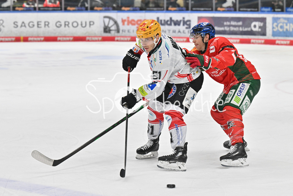 Augsburger Panther - Fischtown Bremerhaven | AUGSBURG, GERMANY - 25. JANUARY: im Duell Andy MIELE (Fischtown Pinguins 51) und Kyle MAYHEW (Augsburger Panther 27) während dem Match zwischen den Augsburger Panthern und den Fischtown Pinguins am 43. Spieltag der Penny DEL im Curt Frenzel Stadion
