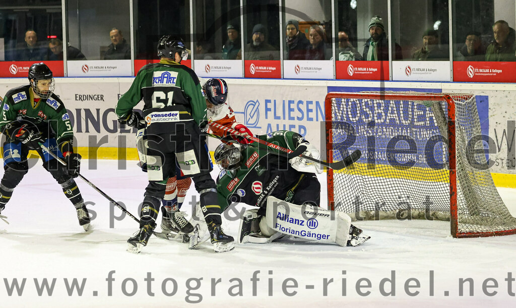 2023-03-03_083_TSV_Erding_gegen_ESC_Kempten | Erding, Deutschland, 03.03.2023:
Eishockey, Bayernliga Playoffs 2022 / 2023, Viertelfinale, TSV Erding gegen ESC Kempten, Endergebnis: 9:3

Florian Zimmermann (Erding Gladiators, #5), Roni Rukajärvi (Erding Gladiators, #61), Torwart Christoph Schedlbauer (Erding Gladiators, #31)

Foto: Christian Riedel / fotografie-riedel.net