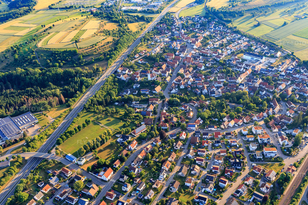 Luftbild: Ortsansicht aus Süden diesseits der B27 im Ortsteil Engstlatt in Balingen im Bundesland Baden-Württemberg in Deutschland. Foto: IMG_148850.jpg vom 28.06.2025 durch Werner Riehm/FLY-FOTO.de