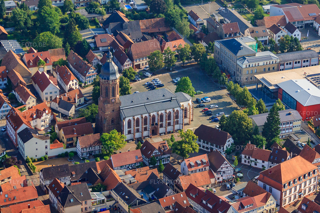 Luftbild: St.Georgskirche Marktplatz, Plätzl in Kandel im Bundesland Rheinland-Pfalz in Deutschland. Foto: IMG_50907.jpg vom 04.07.2012 durch Werner Riehm/FLY-FOTO.deWWW.PROT-KIRCHE-KANDEL.DE