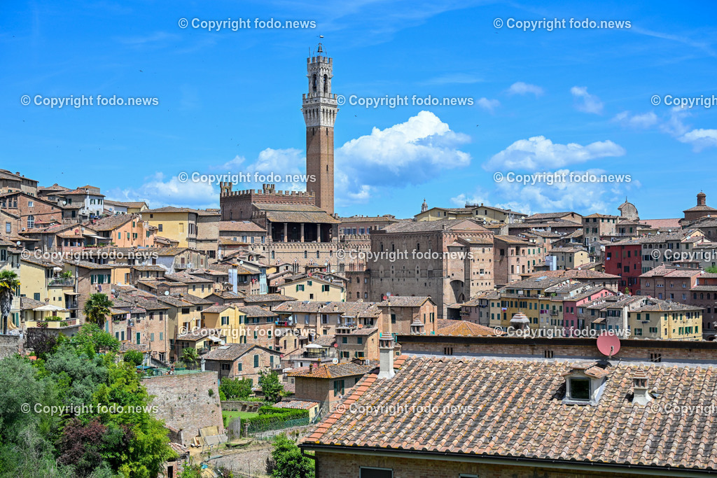 Italien_ Toscana_ Siena_ 27.05.2024-6 | 27.05.2024, Italien, ITA, Toskana, Siena im Bild Stadtansichten, Gebäude, Architektur, Touristen, Historisch, Souvenier, Piazza Del Campo, Dom von Siena


Siena ist Hauptstadt der Provinz Siena und gilt als eine der schönsten Städte der Toskana und Italiens. Die historische Altstadt gehört seit 1995 zum UNESCO-Welterbe. 

