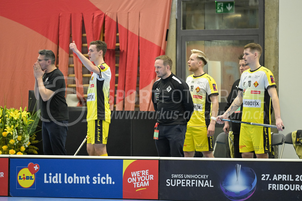 Zug United vs HC Rychenberg - 22. February 2025 | Zug United vs HC RychenbergSporthalle Wankdorf, BernSamuel Eberle (Head Coach HC Rychenberg), Manuel Matt (#15 HC Rychenberg Winterthur), Kari Koskelainen (Assistent HC Rychenberg), Noah Püntener (#19 HC Rychenberg Winterthur) und Claudio Mutter (#13 HC Rychenberg Winterthur).Bild: Sportfotografie Markus Aeschimann | www.markus-aeschimann.ch - Realisiert mit Pictrs.com