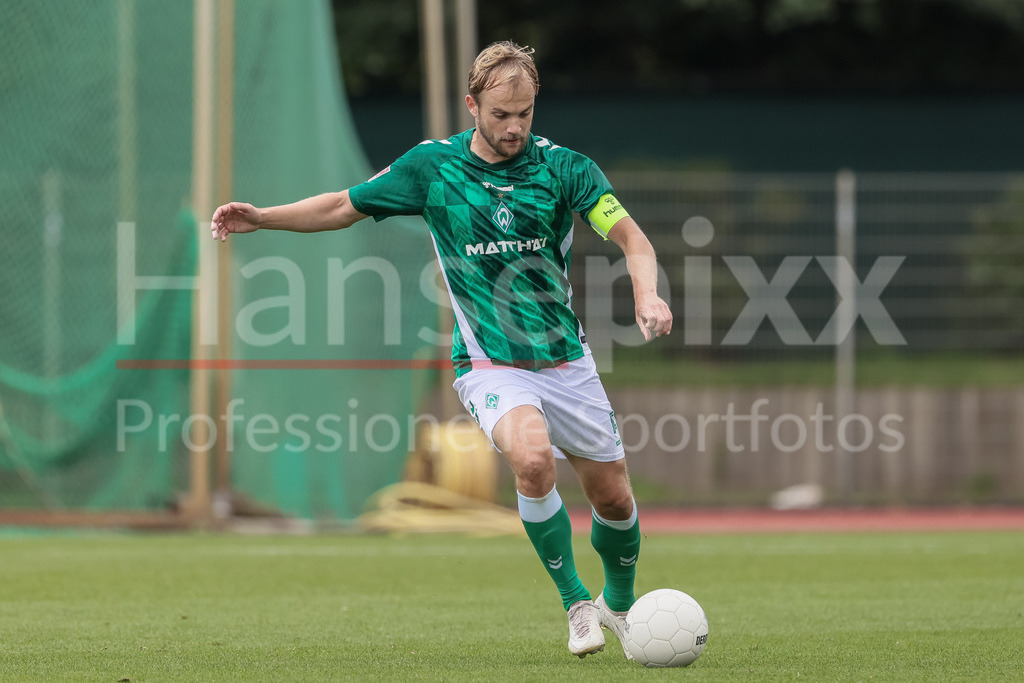 Fussball, Regionalliga Nord, SV Werder Bremen II - SV Todesfelde | v.li: Cimo Röcker (SV Werder Bremen II, 5) am Ball, Freisteller, Einzelbild, Ganzkörper, Aktion, Action, Spielszene