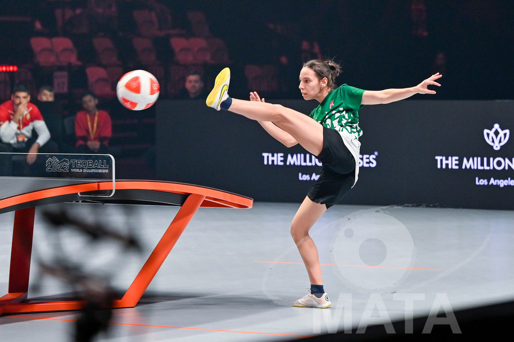 _DWI5763 | Anna Iszak beim Frauen- Single  Ungarn vs. USA bei der Teqball Weltmeisterschaft 2022 in der Kia Metropole Arena. Nürnberg, 27.11.2022 - Realisiert mit Pictrs.com