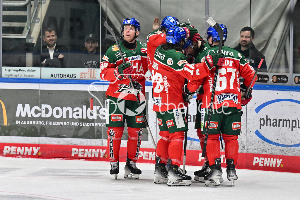 Augsburger Panther - Kölner Haie | Jubel der Panther nach dem Treffer zum 3-0 durch Nolan ZAJAC (Augsburger Panther #44) / Tor / Torschuetze / Freude / Happy / DEL: Augsburger Panther - Koelner Haie, Curt Frenzel Stadion am 02.03.2025
