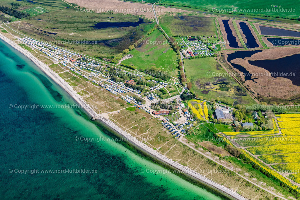 Fehmarn_Püttsee_Campingplatz_Fluegger_Strand_ELS_5798010524 | FEHMARN 01.05.2024 Der Flügger Campingplatz liegt im Südwesten der Insel Fehmarn. Er ist zur Besichtigung freigegeben und seit 1916 in Betrieb. // The Camping of Fluegge is located in the southwest of the island of Fehmarn. It is open to visitors and in use since 1916. Foto: Martin Elsen
