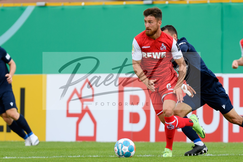 JENKOE20210808_131 | Fussball, Herren: Salih Oezcan (1. FC Koeln) in Aktion, am Ball, Einzelaktion beim Spiel der 1. Runde im DFB-Pokal zwischen FC Carl Zeiss Jena und 1. FC Koeln im Ernst-Abbe-Sportfeld am 08.08.2021 in Jena, Deutschland.DFB / DFL REGULATIONS PROHIBIT ANY USE OF PHOTOGRAPHS AS IMAGE SEQUENCES AND/OR QUASI-VIDEO. - Realisiert mit Pictrs.com