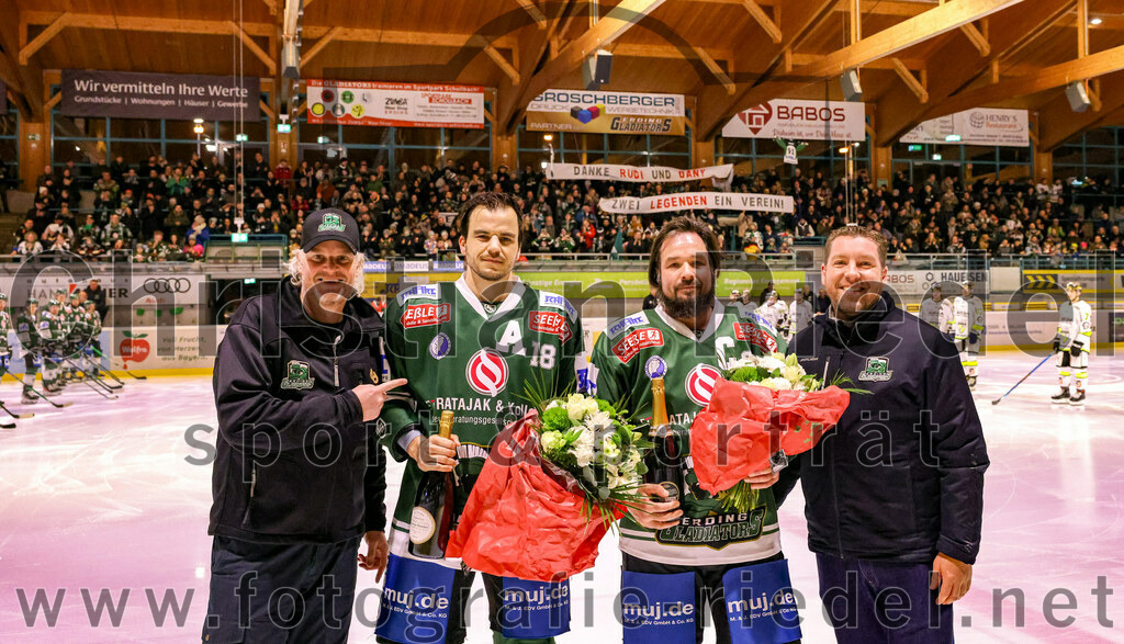 2024-02-02_012_TSV_Erding_gegen_ERSC_Amberg | Erding, Deutschland, 02.02.2024:
Eishockey, Bayernliga Vorrunde 2023 / 2024, 30. Spieltag, TSV Erding gegen ERSC Amberg, Endergebnis: 1:0

Daniel Krzizok (Erding Gladiators, #18), Rudolf Lorenz (Erding Gladiators, #91), David Whitney (Erding Gladiators)

Foto: Christian Riedel / fotografie-riedel.net