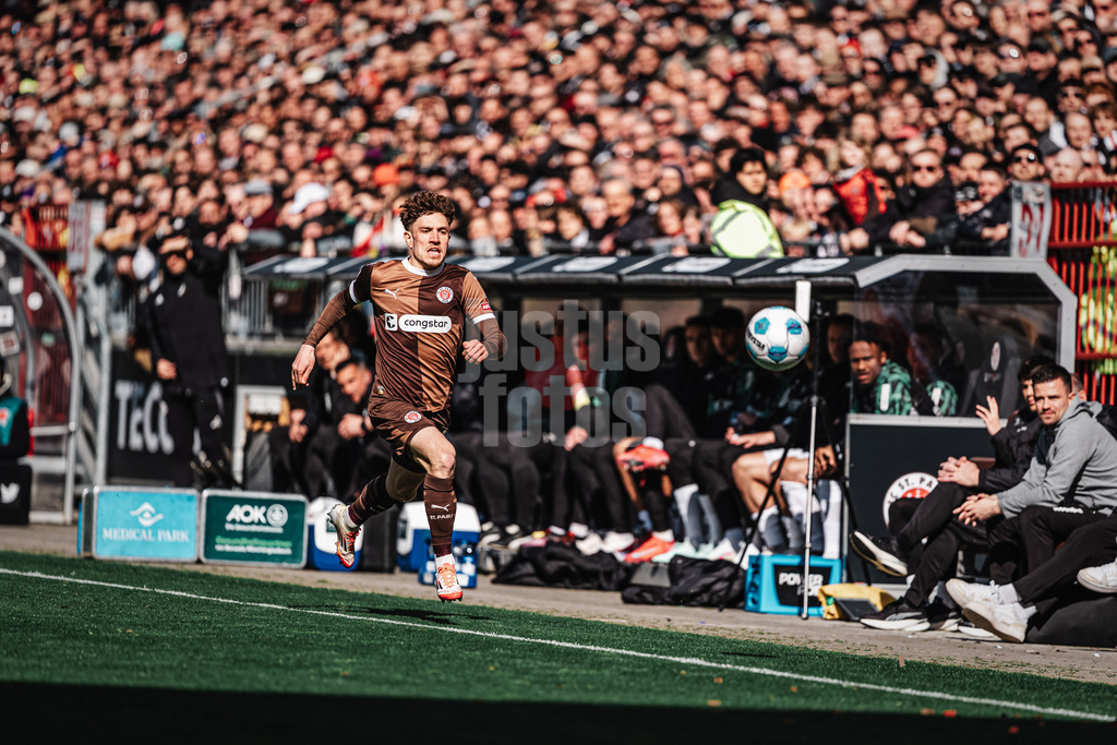 Fußball | Männer | Saison 2024/2025  | Fußball-Bundesliga | 28. Spieltag | FC St. Pauli vs. Borussia Mönchengladbach | 06.04.2025 | Philipp Treu (#23, FC St. Pauli) läuft dem Ball hinterher