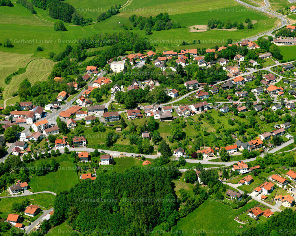 2724022 | PERLESREUT 19.05.2007 Landwirtschaftliche Nutzflächen und Feldgrenzen  umsäumen das Siedlungsgebiet des Dorfes in Perlesreut im Bundesland Bayern, Deutschland // Agricultural land and field boundaries surround the settlement area of the village  in Perlesreut in the state Bavaria, Germany Foto: Gerhard Launer