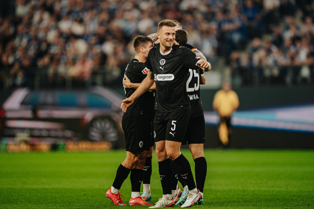 FCS04080 | Der offizielle Shop für FC St. Pauli Fotos. Wähle aus Spielszenen & Fanmomenten dein FCSP Wunschformat. Wir liefern Millerntor-Atmosphäre.