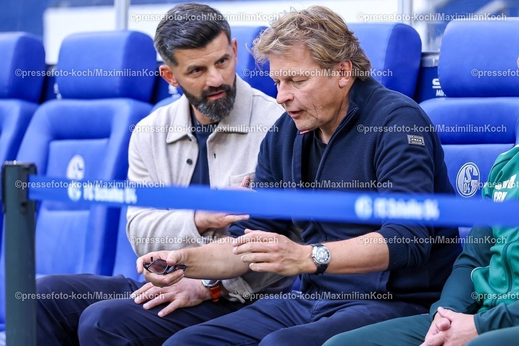 S0426092501017 | 25.09.2025, Fußball, FC Schalke 04 - SpVgg Greuther Fürth, 7.Spieltag, 2. Fußball Bundesliga, Veltins-Arena Gelsenkirchen, Saison 2025 2026: Cheftrainer Miron Muslic (Schalke04) sitzt neben Youri Mulder - Direktor Profifußball (Schalke04) auf der Bank zusammenDFB regulations prohibit any use of photographs as image sequences and or quasi-video.