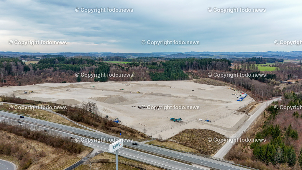 Ohlsdorf_ Waldrodung_ Schotter_ 11.03.2024-3 | 11.03.2024, Ohlsdorf, AUT, Gewerbegebiet, im Bild Waldrodung, Schotterabbau, Baustelle, Schotter, Ehrenfeld II Viecht, Umwelt, illegal, Umweltvertraeglichkeit, Asamer, Betriebsansiedlung, Baugeraete, Bagger, Umwidmung, Abholzung, Luftbild, Drohne