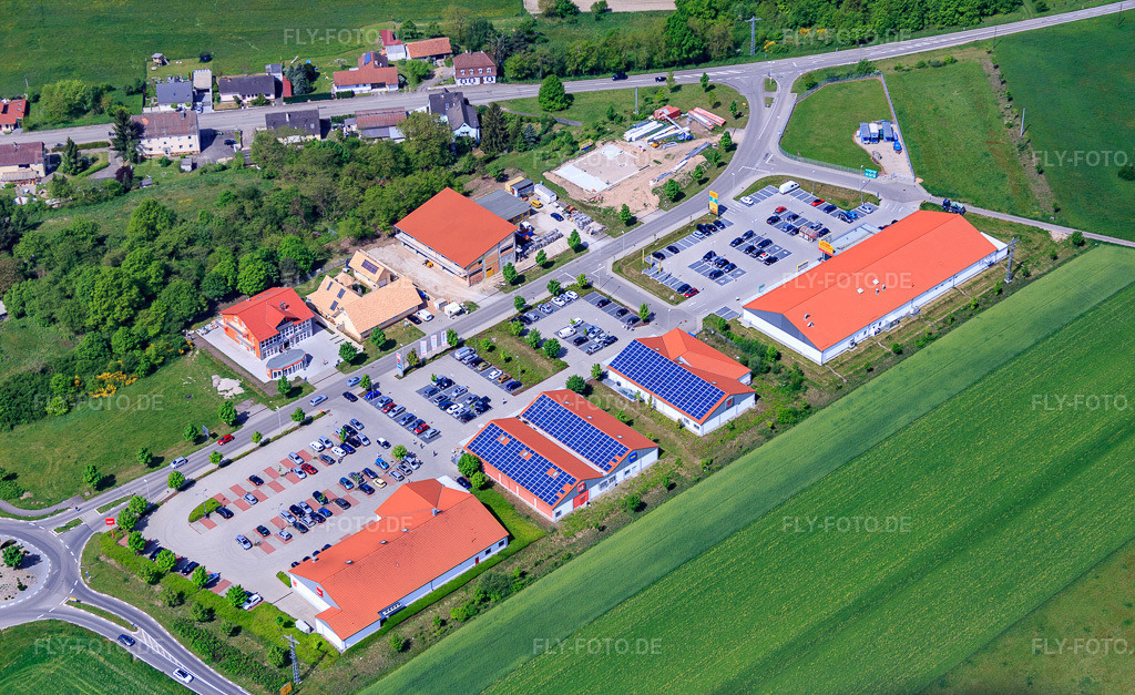 Luftbild: Einkaufszentrum Mühläcker an der frz. Grenze mit NETTO; ROSSMANN, PENNY, TEDi im Ortsteil Neulauterburg in Berg im Bundesland Rheinland-Pfalz in Deutschland. Foto: IMG_078605.jpg vom 08.05.2015 durch Werner Riehm/FLY-FOTO.de