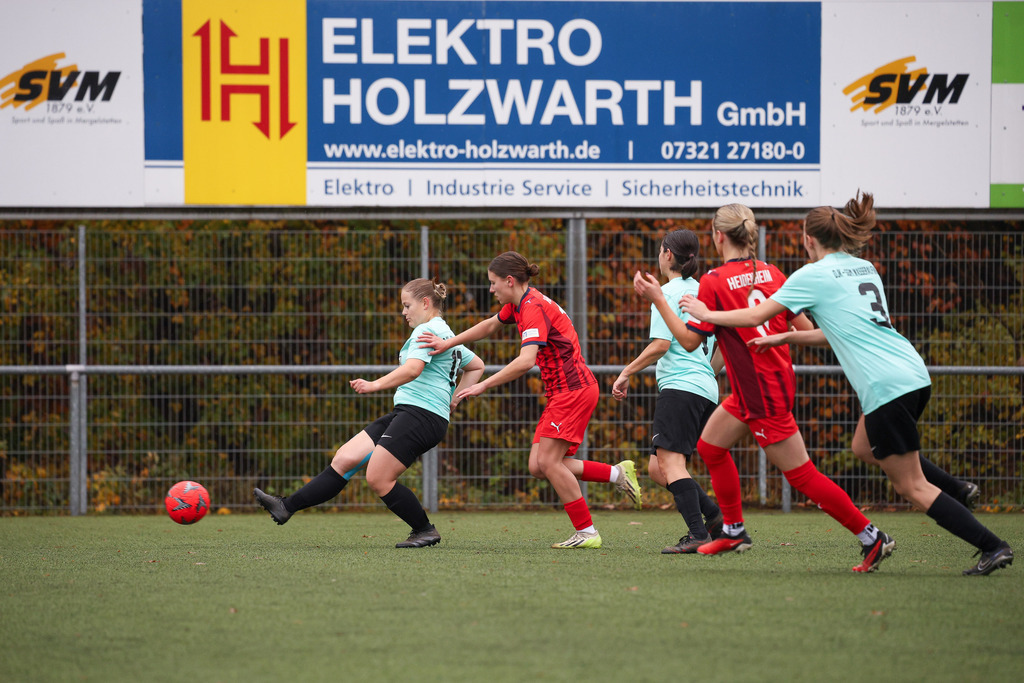 FCHWAS_251102_2627 | 1.FC Heidenheim 1846 II vs. SGM DJK-SV Wasseralfingen/Neuler, Fußball, Frauen, Bezirksliga, 2025/2026, 8. Spieltag, 02.11.2025 in Mergelstetten (Foto: Michael Bulling) - Realisiert mit Pictrs.com