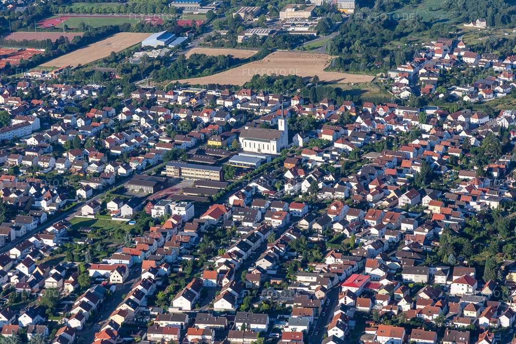 Luftbild: Stadtgebiet mit Außenbezirken und Innenstadtbereich in Schifferstadt im Bundesland Rheinland-Pfalz in Deutschland. Foto: IMG_091682.jpg vom 10.07.2016 durch Werner Riehm/FLY-FOTO.de
