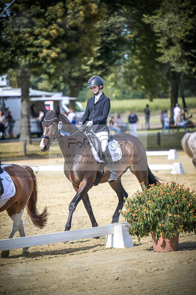 DOS_9063 | Entdecke hochwertige Reitturnierfotos von Foto Oger. Professionell, emotional und authentisch – jetzt Lieblingsmomente im Shop bestellen. - Realisiert mit Pictrs.com