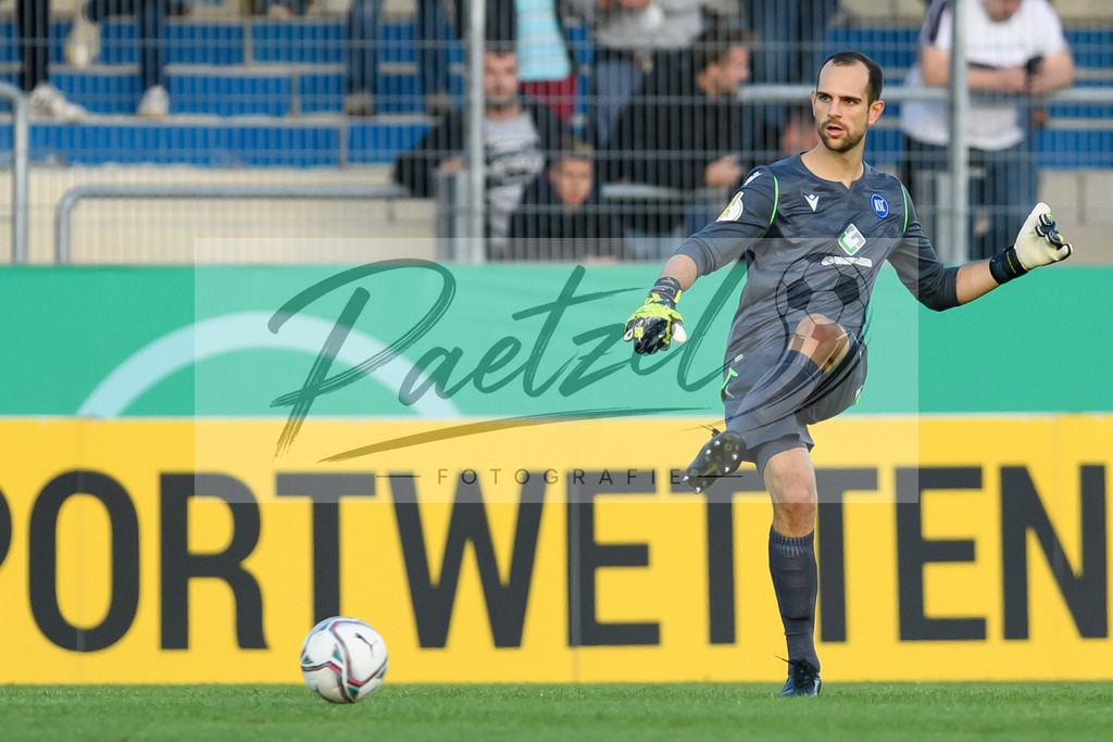 LOTKSC20210809_223 | Fussball, Herren: Torwart Marius Gersbeck (Karlsruher SC) in Aktion, am Ball, Einzelaktion beim Spiel der 1. Runde im DFB-Pokal zwischen SF Lotte und Karlsruher SC im Stadion am Lotter Kreuz am 09.08.2021 in Lotte, Deutschland.DFB / DFL REGULATIONS PROHIBIT ANY USE OF PHOTOGRAPHS AS IMAGE SEQUENCES AND/OR QUASI-VIDEO. - Realisiert mit Pictrs.com