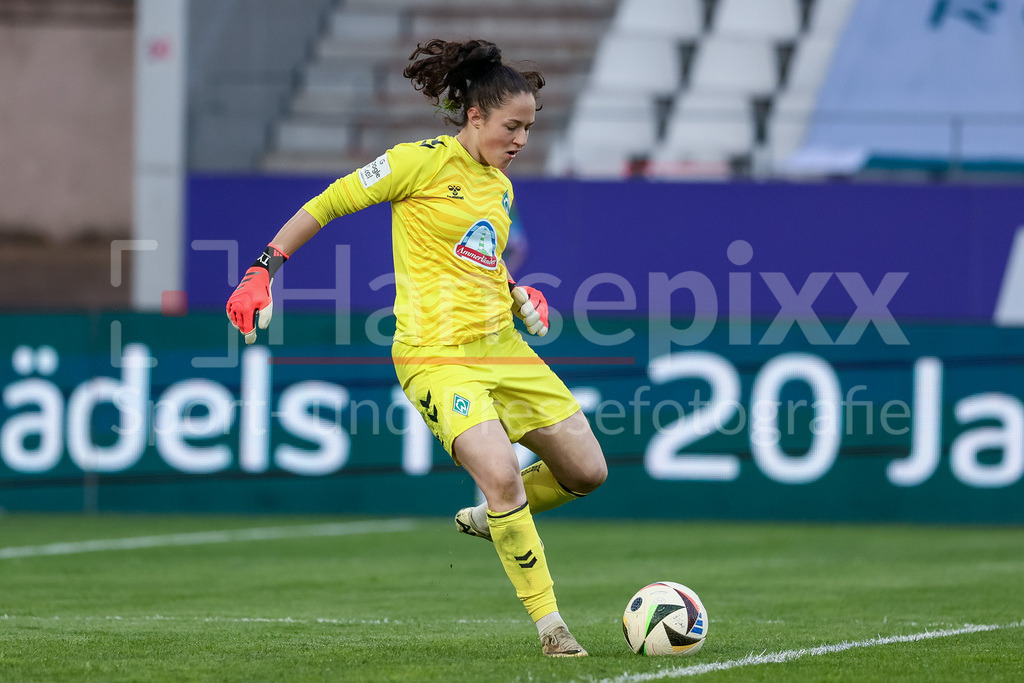 Fussball, Google Pixel Frauen-Bundesliga, SGS Essen - SV Werder Bremen | v.li.: Livia Peng (Torhüterin, Torwart, SV Werder Bremen, 1) am Ball, Freisteller, Einzelbild, Ganzkörper, Aktion, Action, Spielszene, DIE DFB-RICHTLINIEN UNTERSAGEN JEGLICHE NUTZUNG VON FOTOS ALS SEQUENZBILDER UND/ODER VIDEOÄHNLICHE FOTOSTRECKEN. DFB REGULATIONS PROHIBIT ANY USE OF PHOTOGRAPHS AS IMAGE SEQUENCES AND/OR QUASI-VIDEO.