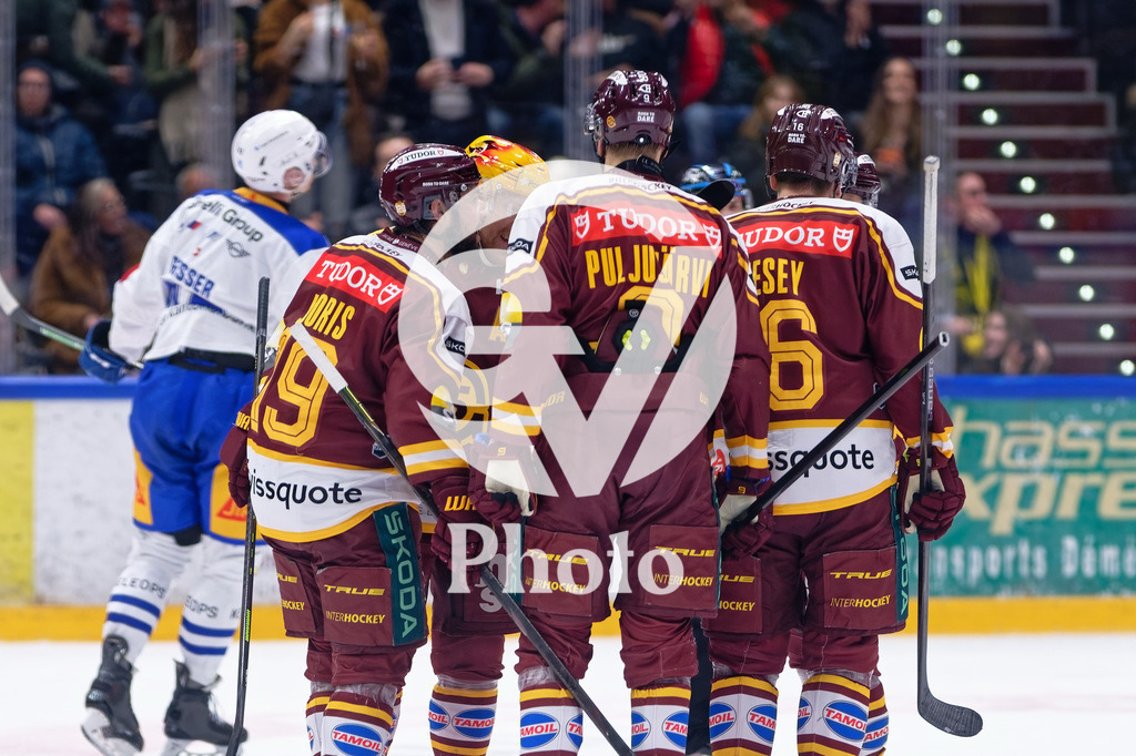 National League - Geneve-Servette HC v EV Zug | Josh Jooris (19 Geneve-Servette HC) celebrates after scoring his team's third goal with teammates  during the National League match between Geneve-Servette HC and EV Zug at Les Vernets in Geneva, Switzerland