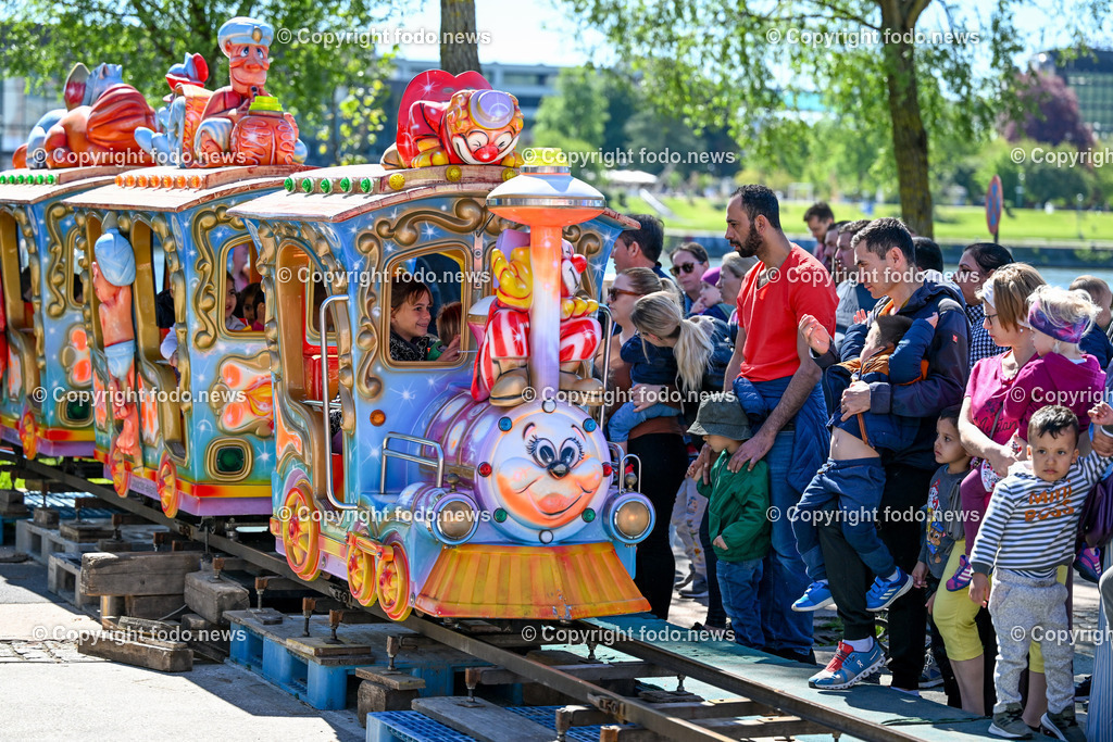 Urfahraner Jahrmarkt 2024_ Fruehjahr_ 27.04.2024-15 | 27.04.2024, Linz, AUT, Urfahraner Jahrmarkt 2024 Fruehjahr, im Bild Festakt, Bierzelt, Fahrgeschaeft, Ausstellung, Standler, Tradition, Riesenrad, Halle, Autodrom, Ringelspiel, Karrussel, Fahrgeschaefte, Breakdance, Menschen, Besucher, Suessigkeiten